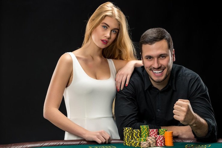 Tampilan meja Casino Hold'em dengan dealer langsung di platform pohon emas333