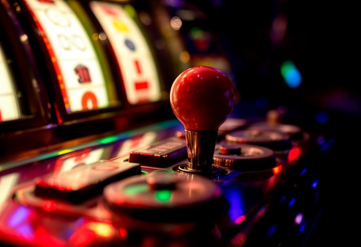Antarmuka permainan Casino Hold'em menunjukkan kartu pemain dan kartu komunal